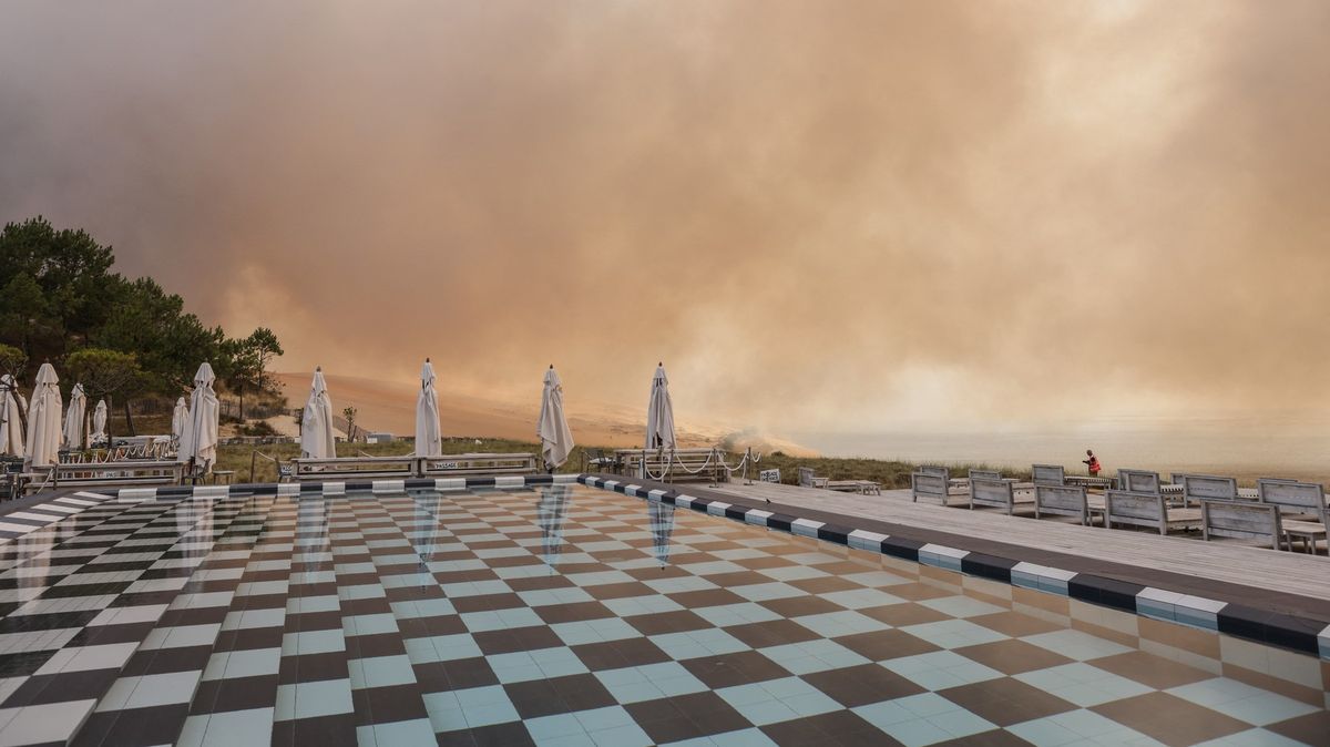 Fotky: Letovisko v plamenech. Za 30 let práce jsem nic takového neviděl, říká hasič